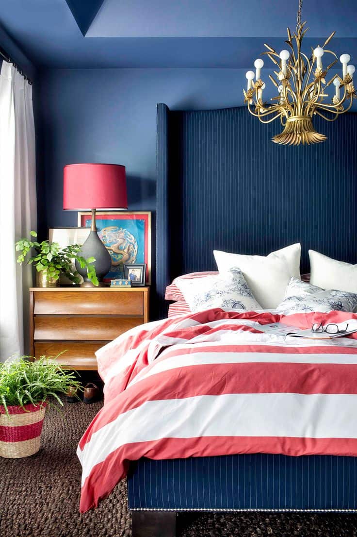Forget the light colors! Let's bring in a bold and beautiful color like navy blue inside your home. Check out these navy blue bedrooms for inspiration NOW!