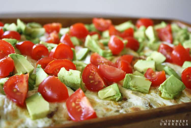Looking for a fresh, light way to eat pizza? Then you'll definitely WANT to check out this super yummy chicken avocado pizza recipe that is amazing!