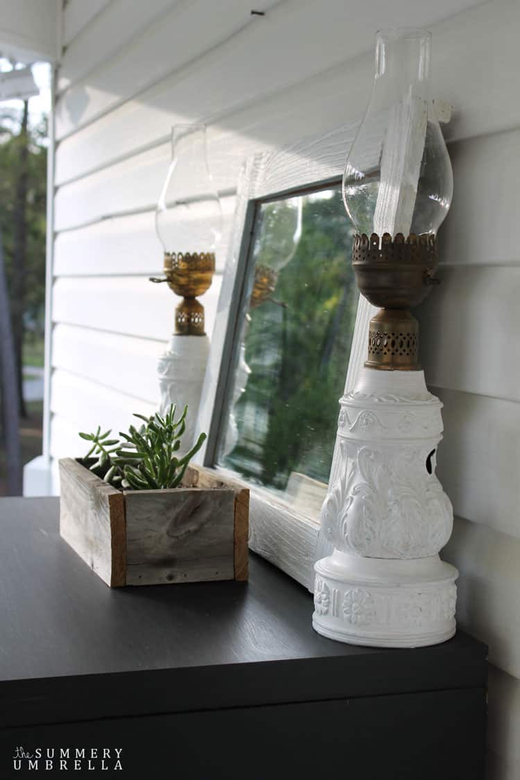 Sometimes all you need is a little bit of paint to fix a problem. This gorgeous lantern makeover is a perfect example! MUST READ! 