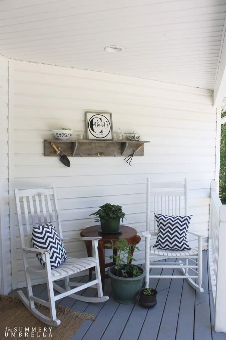 Are you looking for some outdoor decorating ideas for your front porch? Then stop on by! I just finished mine up, and it's super simple and just as pretty!