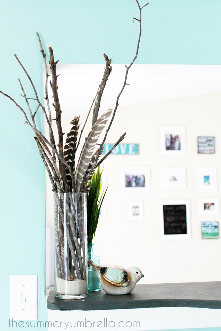 Add a few feathers to your DIY tree branch arrangement to make it extra special! #feathers #naturaldecor