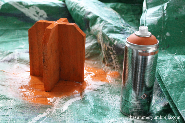 Isn't this DIY reclaimed wood pumpkin adorable? Learn how to create your own now!