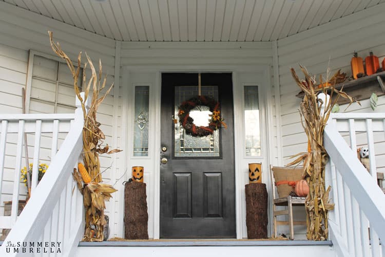 Creating a rustic Halloween porch is a piece of cake! Let me show you how you to transform your porch into an inviting display for the fall season.