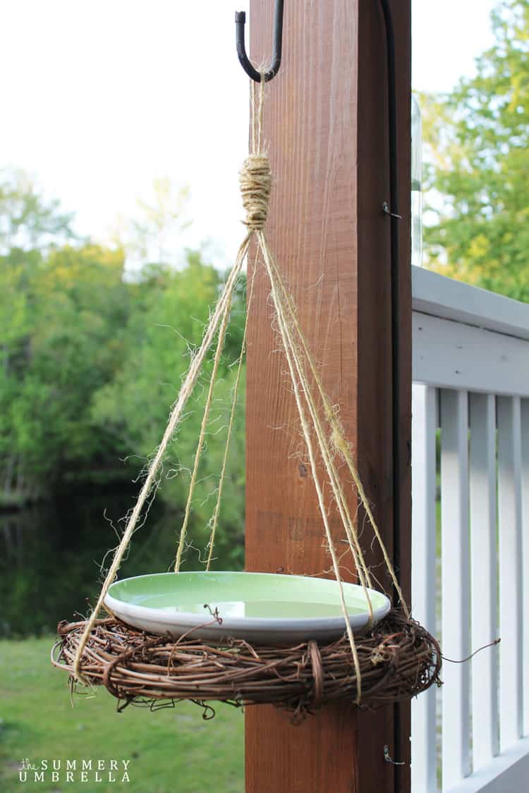 This super simple DIY rustic birdbath can be created in less than 10 minutes! All you need is a few supplies that you probably already own. MUST SEE!