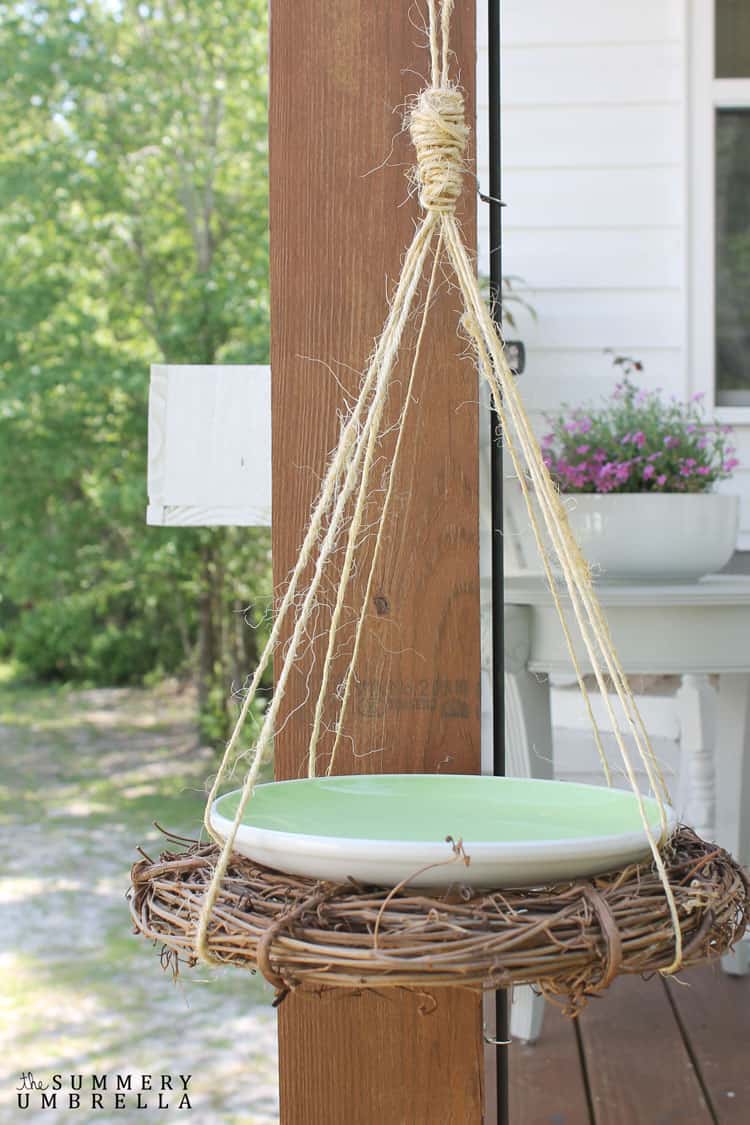 This super simple DIY rustic birdbath can be created in less than 10 minutes! All you need is a few supplies that you probably already own. MUST SEE!