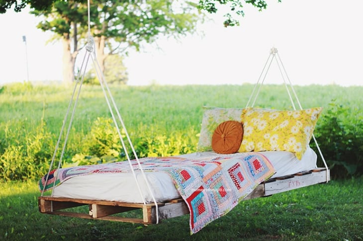 DIY-Pallet-Swing-Bed-The-Merrythought-1(pp_w730_h486)