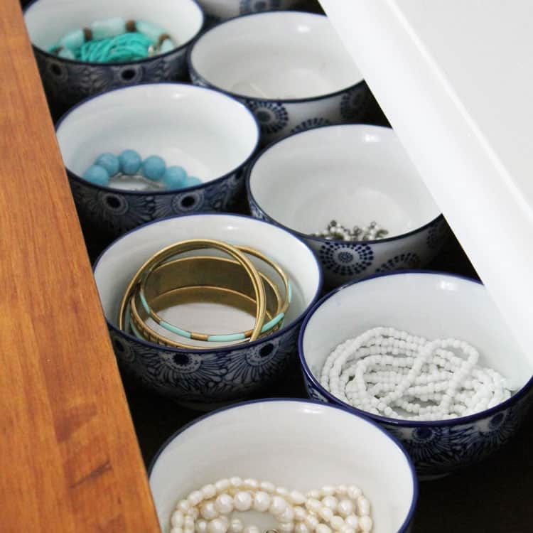 Super simple jewelry organization is not out of your reach. Check out how easy this tutorial is. It'll blow your mind how ridiculously easy it is!