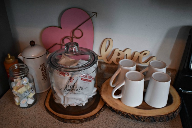 Create a beautiful hot cocoa station with cute DIY labels using this easy tutorial on the packing tape image transfer method!﻿ #labels #hotchocolate #thesummeryumbrella