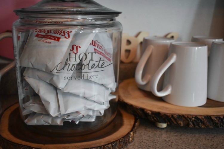 Create a beautiful hot cocoa station with cute DIY labels using this easy tutorial on the packing tape image transfer method!﻿ #labels #hotchocolate #thesummeryumbrella