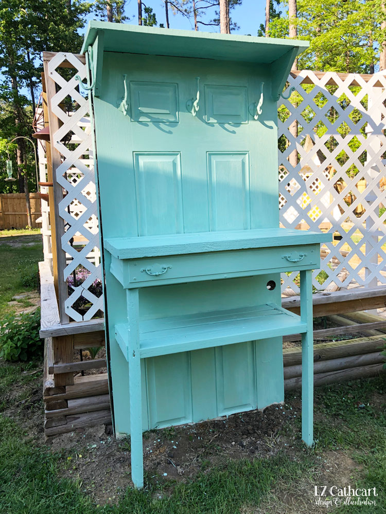 Upcycle an old door into a functional piece for your garden. Step-by-step guide inside. #PottingBench #DIY #Gardening #pottingtable #potingbench #diypottingtable #diypottingbench #potting #doorpottingtable #doorpottingbench