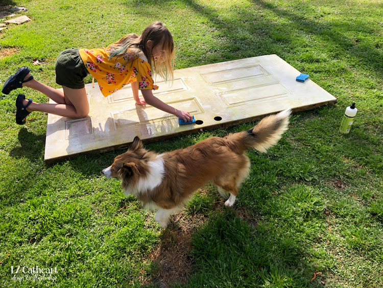 Gardeners, this one's for you! Make a unique potting bench from an old door. Tutorial inside. #DIY #Garden #PottingBench